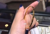 小圈手环皮质的质感和耐用性如何？