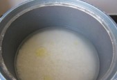 电饭煲蒸米饭溢出的原因及解决方法（探寻电饭煲蒸米饭溢出的问题根源）