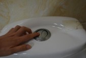 解决科勒马桶按钮故障的方法（如何更换马桶水箱按钮来修复故障）