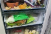 解决冰柜发臭问题的有效方法（如何避免冰柜存储食物产生异味）