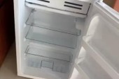 快速清理冰箱玻璃的方法（轻松去除冰箱玻璃上的污渍，让它恢复原本的清澈光亮）