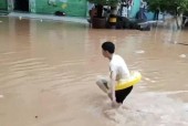 中考赶上暴雨，湖南龙山县一学生游泳出行，少量考生迟到，将启用备用卷