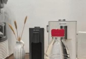 揭秘饮水机通电异响之谜（饮水机异常响声的成因及解决方法）