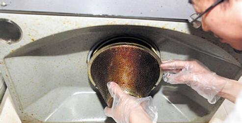 如何清洗油烟机油盒的油渍（有效清除油烟机油盒上的顽固油渍）  第2张