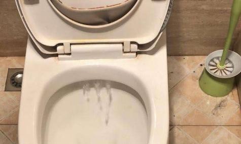马桶堵了，你需要知道的通开水方法（快速解决马桶堵塞问题的小技巧）  第1张
