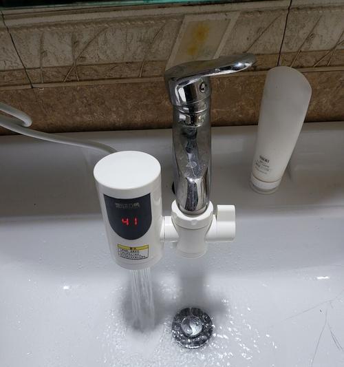 冬天热水器被冻住怎么办（解决热水器被冻住的方法及注意事项）  第1张