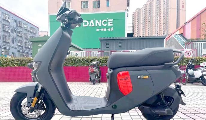 F90M原厂充电器的电压是多少？  第1张