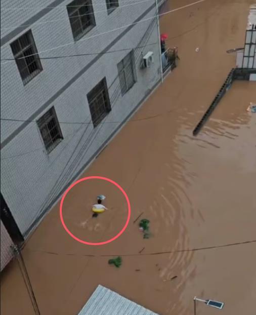 中考赶上暴雨，湖南龙山县一学生游泳出行，少量考生迟到，将启用备用卷  第2张
