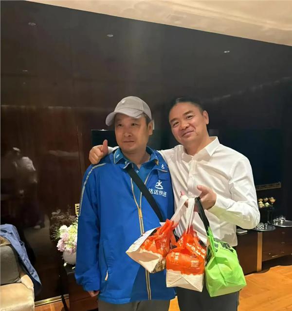 刘强东入住四季酒店点外卖，给外卖小哥发千元小费，豪掷1000元打赏骑手！  第1张