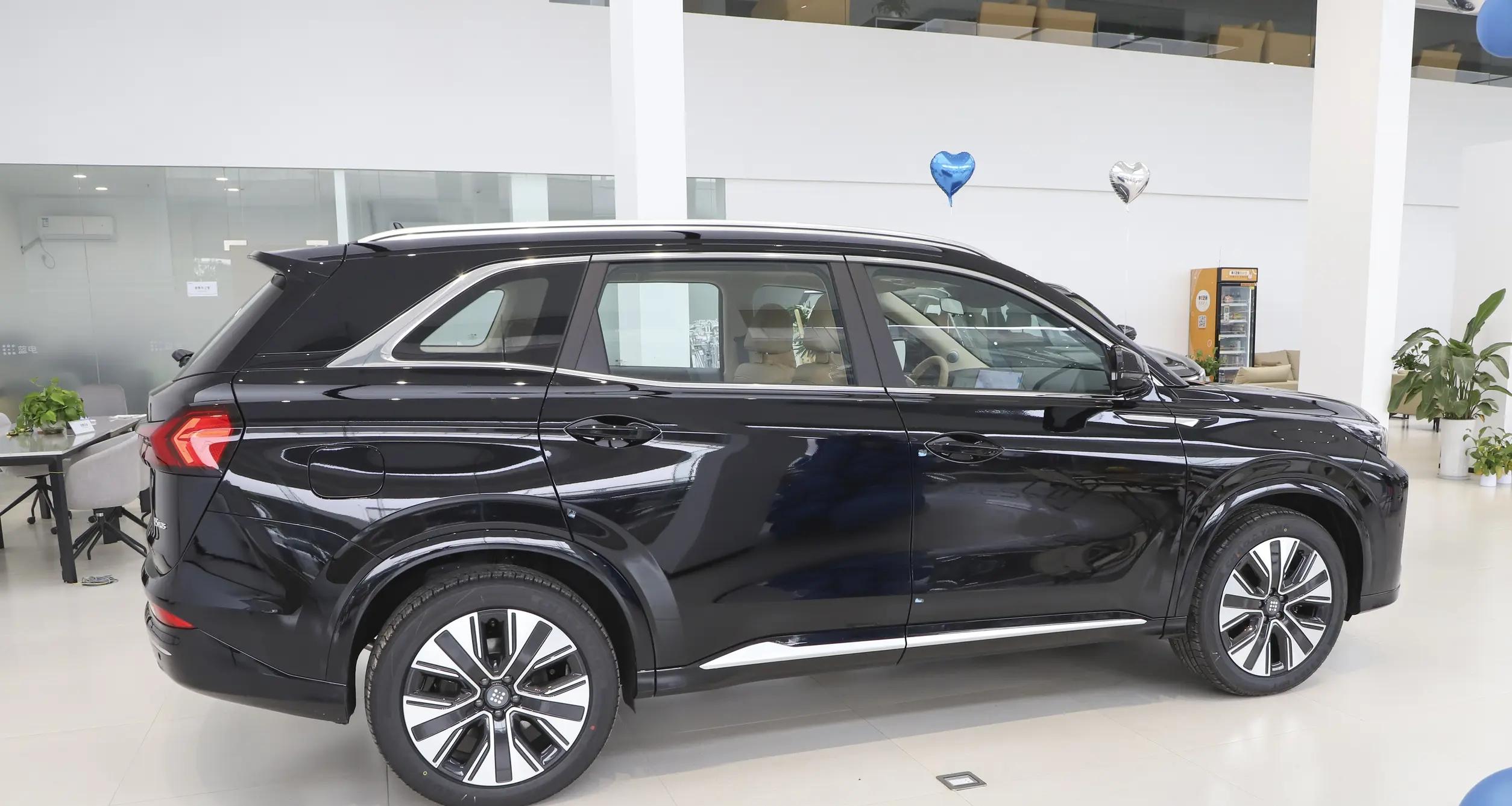赛力斯甩出王炸！蓝电E5 PLUS7座中型SUV仅7.98万，续航1300km，油耗0.94L  第2张