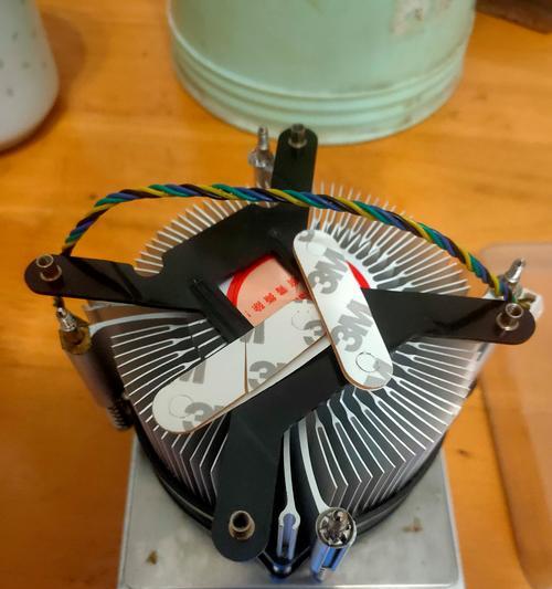电脑CPU散热片如何正确拆装？拆装散热片的步骤是什么？  第1张