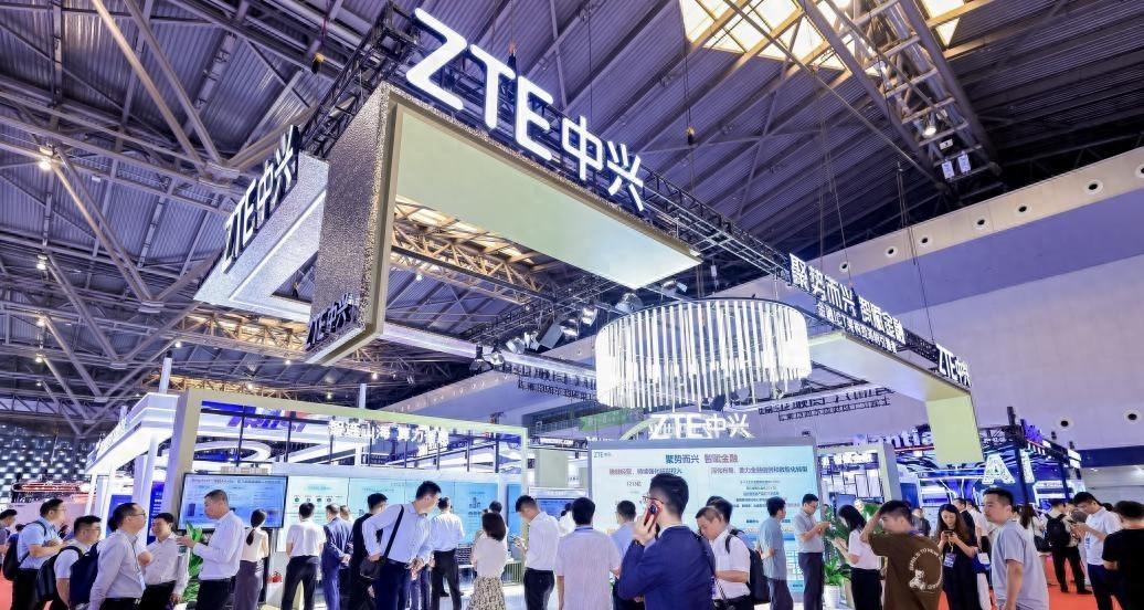 2025中国国际金融展在上海世博展览馆启幕，中兴通讯以“聚势而兴 智赋金融  第1张
