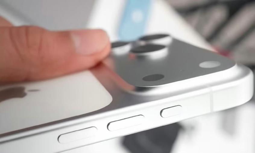 iPhone17Pro最新机模曝光：一体化机身+横向大矩阵，9月正式发布  第2张