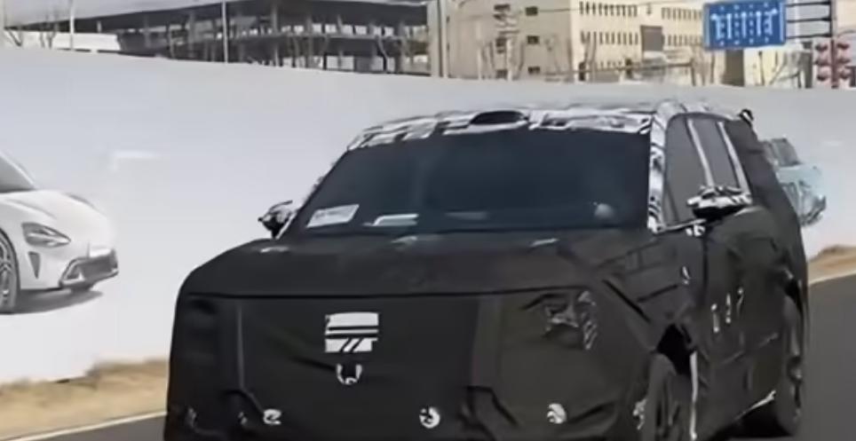 小米首款增程 SUV 新谍照曝光；英伟达成为首家市值达到 4 万亿美元的公司；X CEO 宣布辞任｜极客早知道  第2张