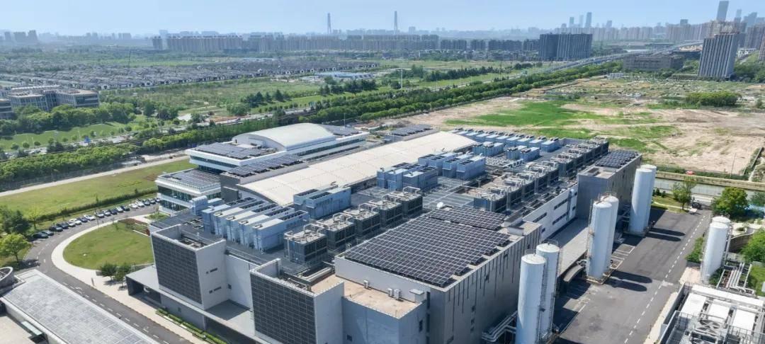 2025 全球数字经济大会——万国数据荣登《算力中心服务商分析报告（2025 年）》领航者梯队榜首  第4张