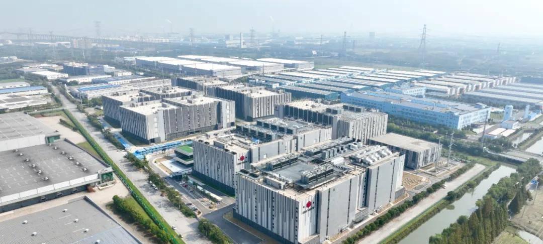 2025 全球数字经济大会——万国数据荣登《算力中心服务商分析报告（2025 年）》领航者梯队榜首  第5张