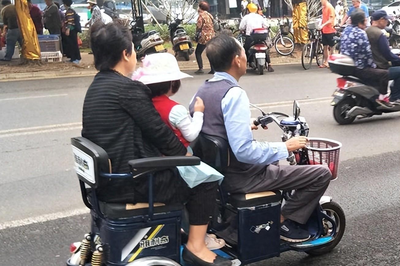 70岁也能骑摩托车！2025年起，全国实施5大新规，老年人的新福利  第1张