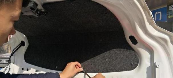 奔驰汽车后排平板支架如何拆卸？拆卸过程中应注意什么？  第3张
