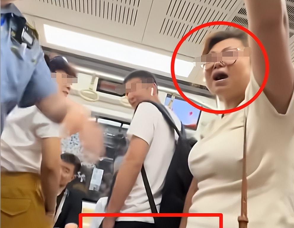 女子地铁中英文骂人续：讽刺素质不如美国，嘴脸嚣张，目击者发声  第2张