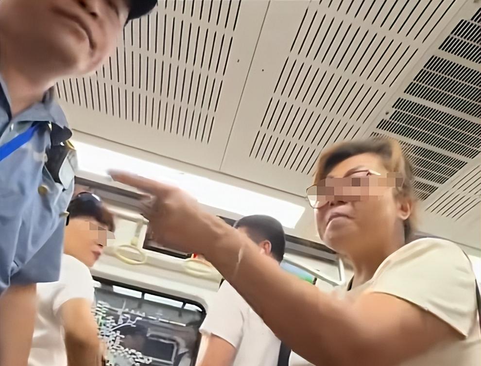 女子地铁中英文骂人续：讽刺素质不如美国，嘴脸嚣张，目击者发声  第4张