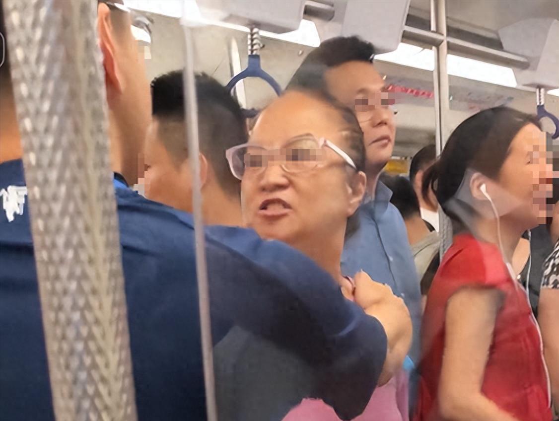 女子地铁中英文骂人续：讽刺素质不如美国，嘴脸嚣张，目击者发声  第3张