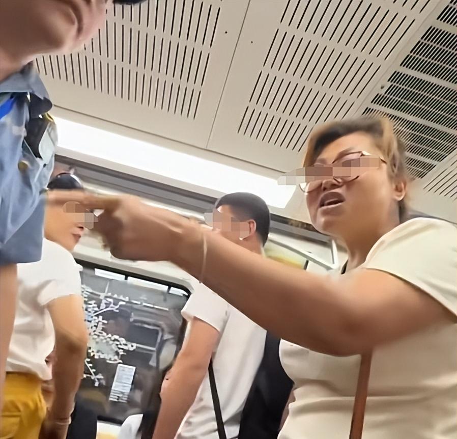 女子地铁中英文骂人续：讽刺素质不如美国，嘴脸嚣张，目击者发声  第24张