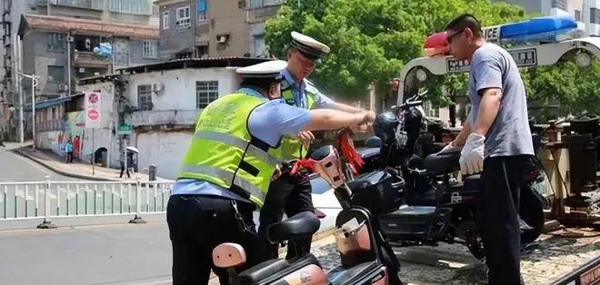 8月1日起，电动车、三轮车有新政策，这6类车禁止上路，车主注意  第3张