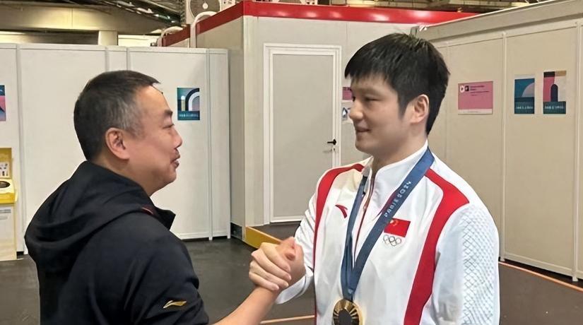 樊振东澄清与刘国梁关系，暂时不回国乒并说出原因！  第2张