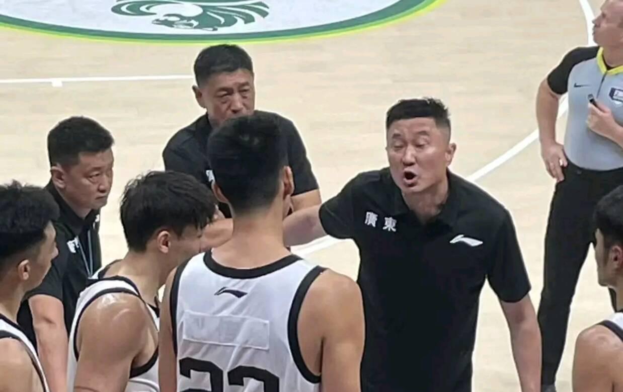 广东男篮爆发内讧！21岁小将和杜锋激烈争吵，球队最终惨遭逆转  第2张