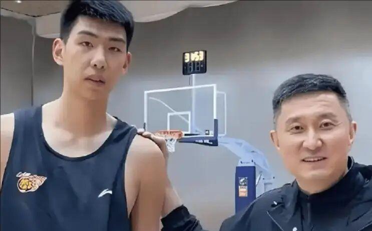 广东男篮爆发内讧！21岁小将和杜锋激烈争吵，球队最终惨遭逆转  第3张