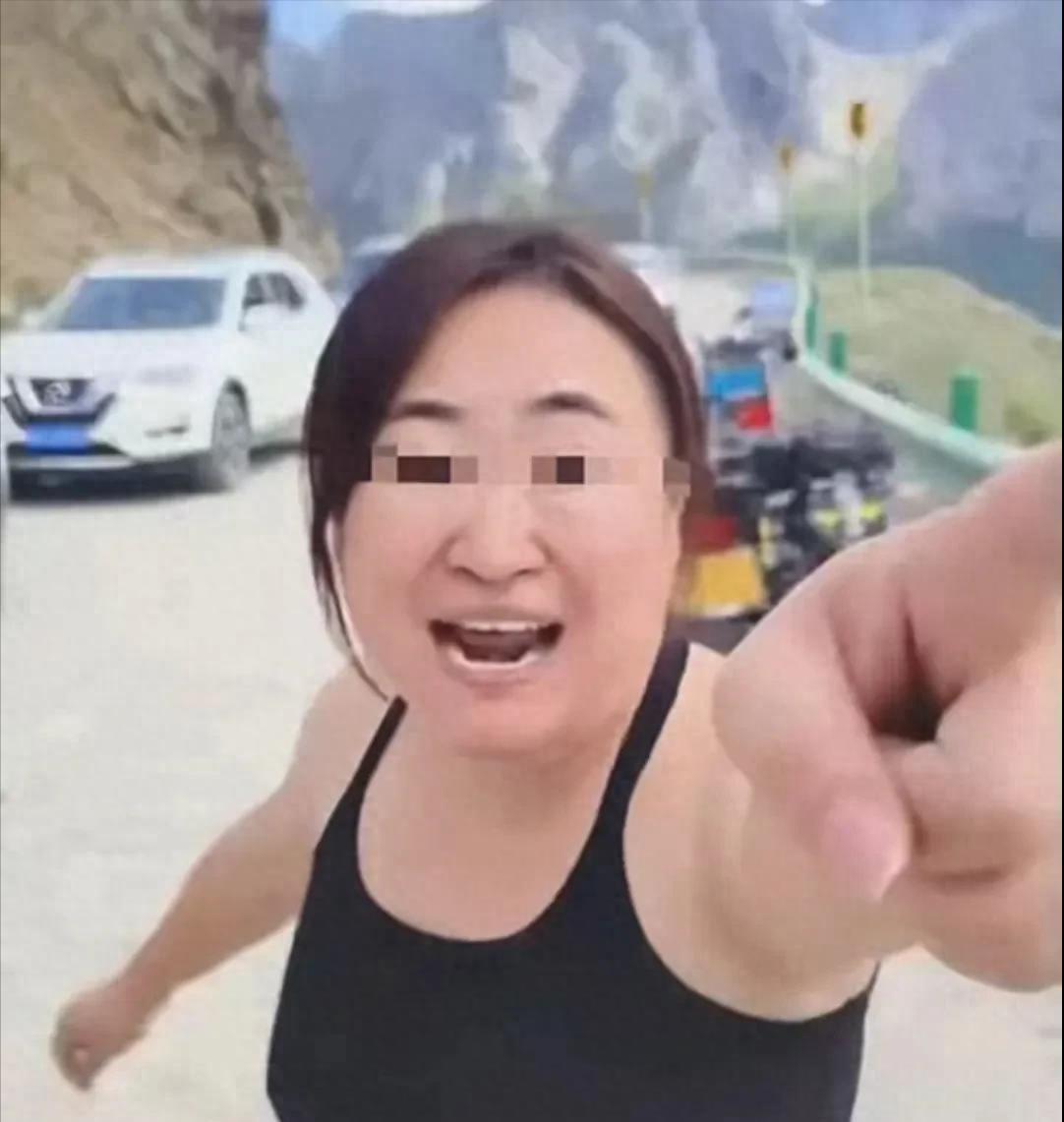 奔驰石头姐后续！完整记录仪曝光，样子很凶狠，目击摩友发声  第1张