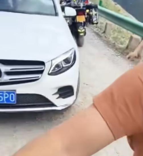 奔驰石头姐后续！完整记录仪曝光，样子很凶狠，目击摩友发声  第13张