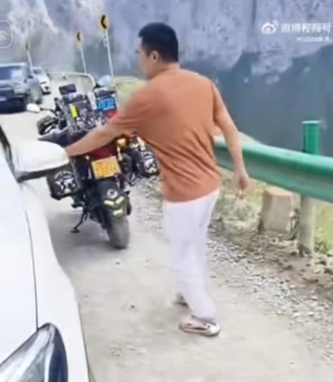 奔驰石头姐后续！完整记录仪曝光，样子很凶狠，目击摩友发声  第15张