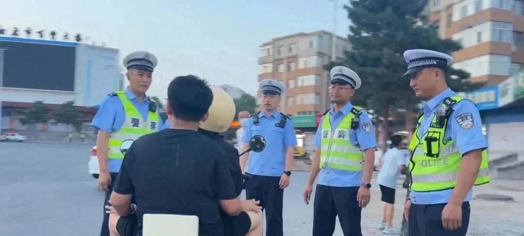 严查电动车载人！网友：鼓励多生，但后座超载扣车罚款，接娃咋办  第1张