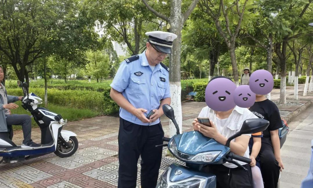 严查电动车载人！网友：鼓励多生，但后座超载扣车罚款，接娃咋办  第5张