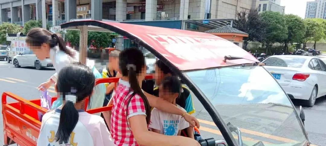 严查电动车载人！网友：鼓励多生，但后座超载扣车罚款，接娃咋办  第8张
