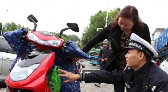 除了戴头盔，8月起，电动车、三轮车上路“3罚3禁”，处罚明确了  第1张