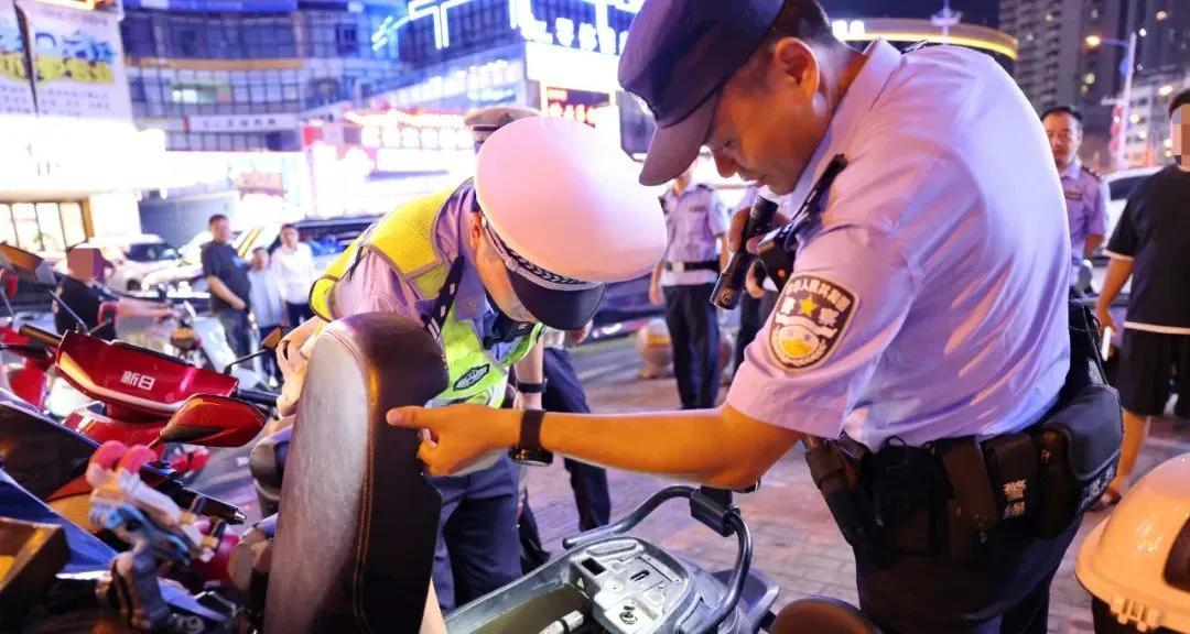 除了戴头盔，8月起，电动车、三轮车上路“3罚3禁”，处罚明确了  第6张