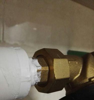 净水器跑水故障的修复方法（解决净水器跑水问题的实用技巧）  第3张