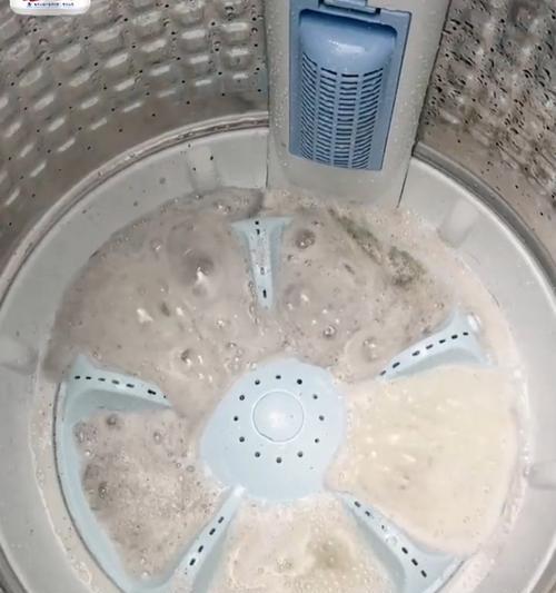 洗衣机顽固污垢的清洁方法（有效清除洗衣机内的顽固污垢，保证洗涤效果）  第2张