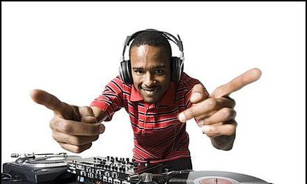 打碟时如何使用耳机播放音乐？耳机播放有什么优势？  第2张