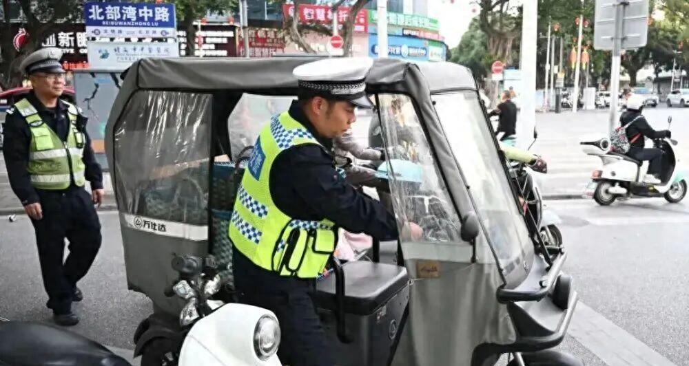 3月1日起，两轮三轮上路严查“6类行为”，电动车、摩托车都在内  第1张